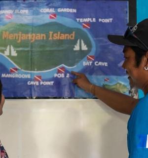 muž ukazující na mapu na zdi