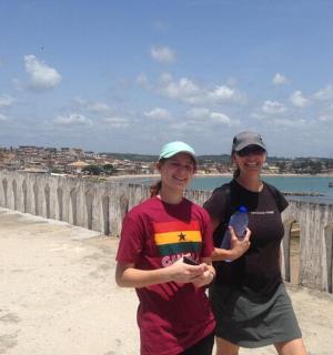 两个人并排站在码头上