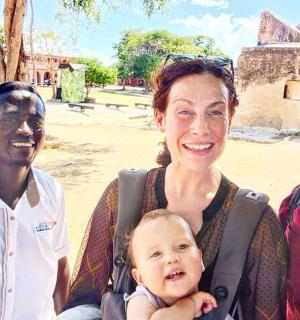 一家人与婴儿合影