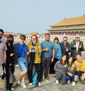 一群人在建筑物前摆姿势拍照