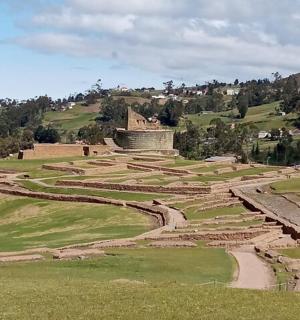 山顶上的一座古老圆形剧场