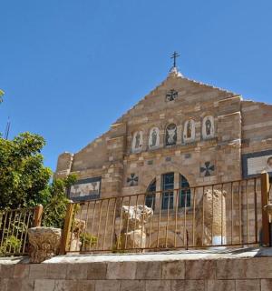 budova s plotem před ní