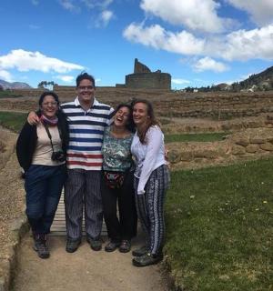 一群人在废墟前摆姿势拍照