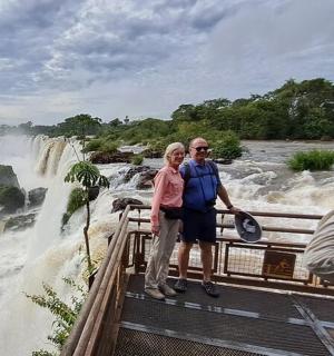 站在瀑布前的一对男女