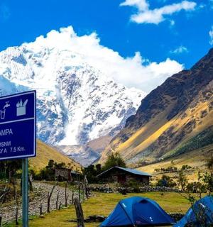 cedule před zasněženou horou