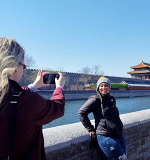 一名女子用相机给另一名女子拍照