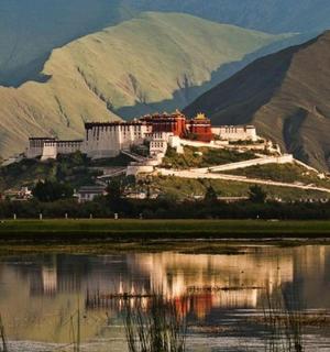 hrad na kopci u vodní plochy