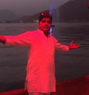 一名男子站在水前,双臂张开