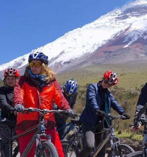 一群人骑着自行车在山前