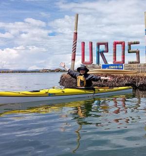 一名男子在水面上划皮艇