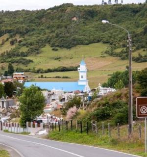 路边有灯塔的路牌