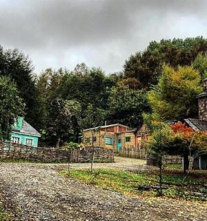 村庄里的一条碎石路,有房屋和围栏