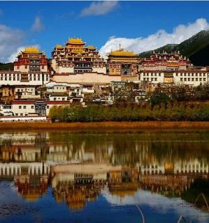 一组坐落在水体旁边的建筑