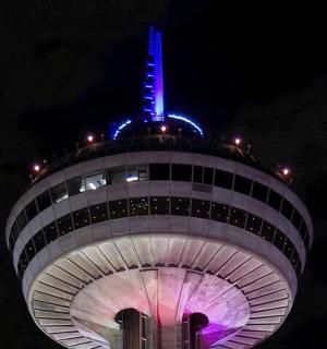 pohled na kontrolní věž v noci