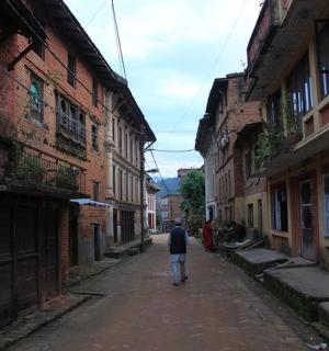 一名男子在小巷里行走