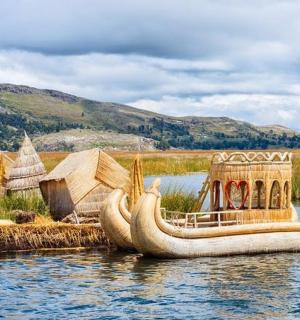 水中有一艘大船，上面有一栋房子