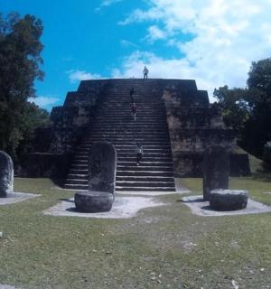 una persona que es troba a la part superior d'una piràmide