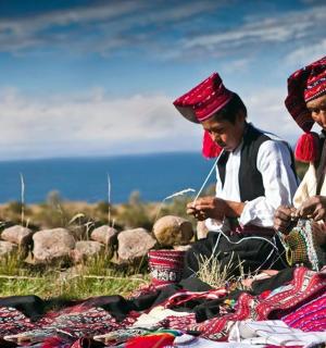 两个男人坐在田野里看着手机
