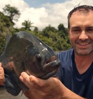 一个手里拿着鱼的男人