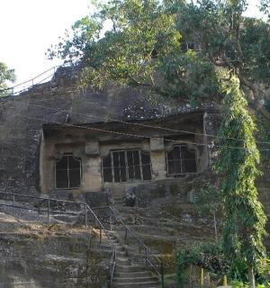 一座有楼梯和常春藤的老建筑