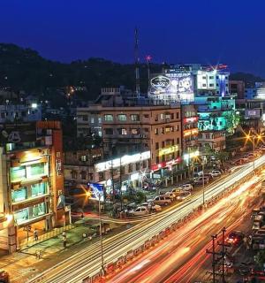 夜晚灯火通明的城市