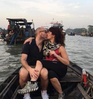 一男一女坐在水中的船上