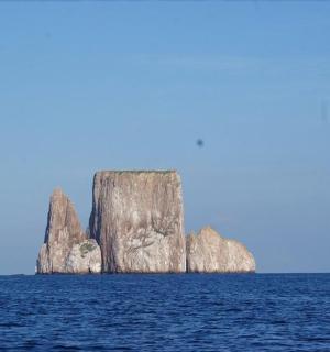 velika kamena formacija usred oceana