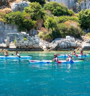 一群人在水中划皮艇