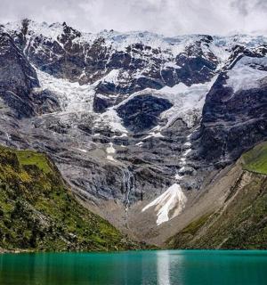 zasněžená hora s jezerem před ní