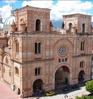 城市里有一座带有钟楼的古老建筑