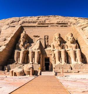 一座侧面有雕像的古老建筑