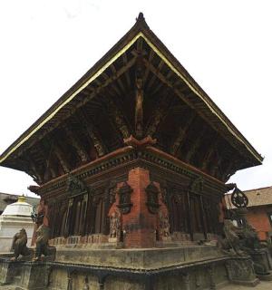 a building with a roof on a street