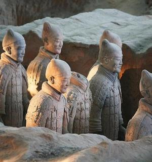 一组站在一起的人物雕像