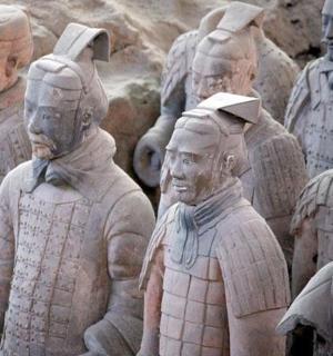 a group of statues ofarchs standing next to each other