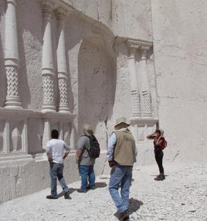 一群人站在一栋建筑物前