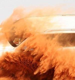 一辆汽车在路上被火吞噬