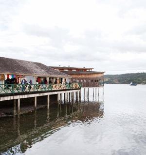 码头上站着一些人,靠近水边