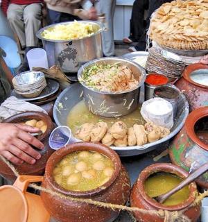 ein Tisch voller Töpfe und Pfannen mit Essen