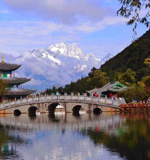 湖上的一座桥，背景是一座山