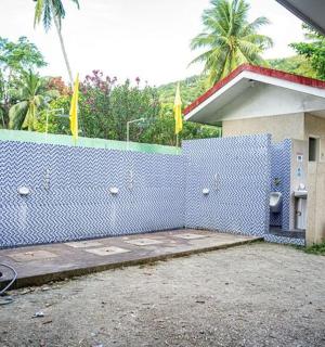 uma cerca azul na frente de uma casa