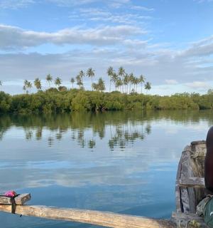 一名男子坐在河上的船上