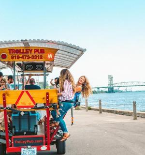 skupina lidí jedoucích na projížďce v pojízdném stánku