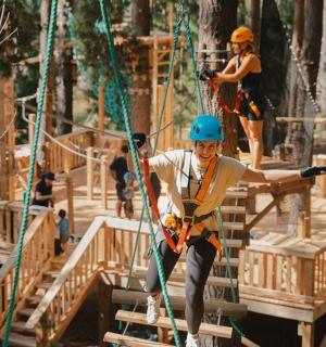 一名男子在森林里滑索