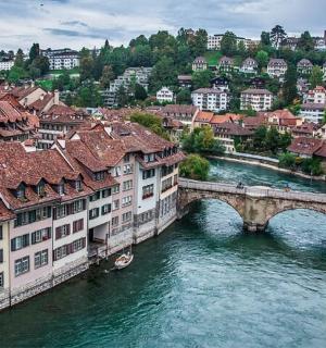 most přes řeku ve městě s budovami