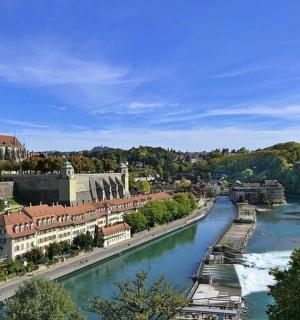 有河流和建筑物的城市景观