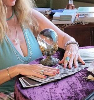 žena sedící u stolu s trofejí