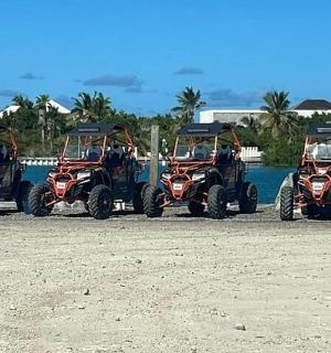 一组四辆四轮车停在海滩上