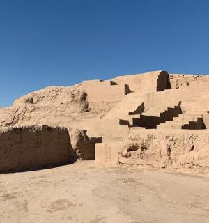 沙漠中一座山峰的大型沙雕