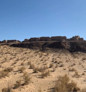 沙漠中有一座山,山上有岩石