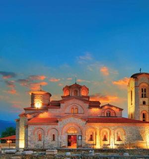 黄昏时分带有钟楼的大楼